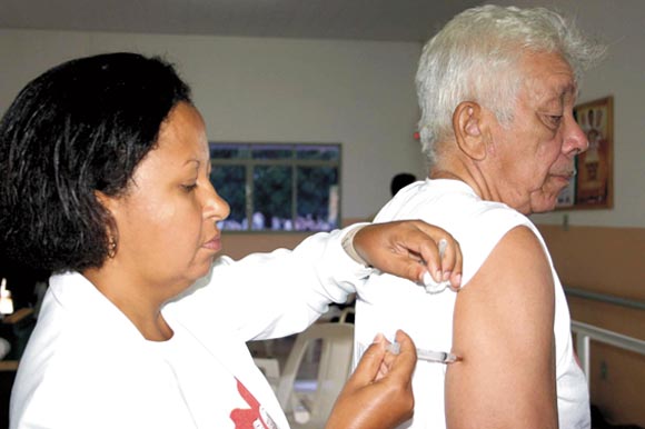 Vacina aplicada em idosos também protege contra a gripe A 