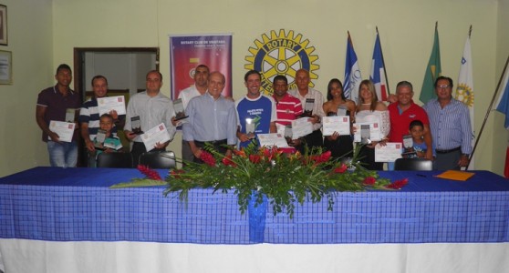 Os dez homengeados exibem o troféu ladeados pelos presidente Kekede  e pelo filho de Gilberto Mendes, Almiro Mendes