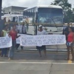 FAMILIARES DO JOVEM MORTO APÓS SER ATINGIDO COM PEÇA DE ÔNIBUS PROTESTA NA PORTA DA ROTA 