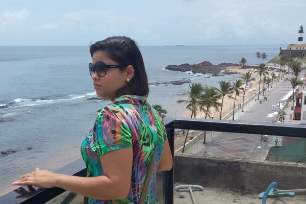 Rebecca aprecia do alto as belas praias de Salvador