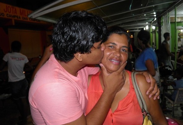 David abraçou e beijou a ma mãe como prova de gratidão.