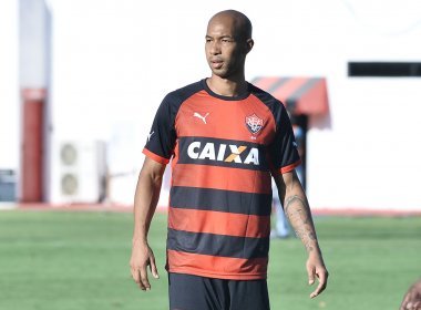 Após o término de seu contrato com o Vitória, o atacante Dinei já tem um novo clube para a temporada 2015