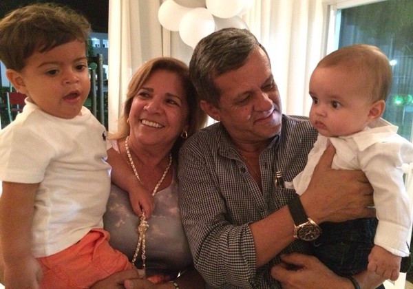 Raimundinho e Ude com os netinhos em momentos de ternura