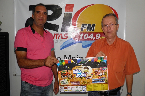 O presidente da CDL, Jailton Araujo ao lado do vice-Cosminho, exibe Cartaz da Campanha