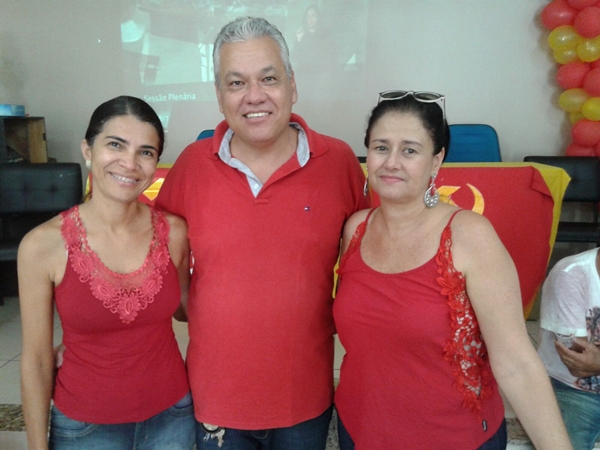 Zé Carlos ladeado pela esposa Ana Cristina e a professora Jorquéllia amais nova filiada do PC do B
