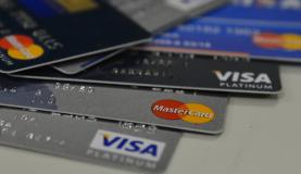 O rotativo é o crédito tomado pelo consumidor quando paga menos que o valor integral da fatura do cartão.
