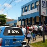POLICIAIS CIVÍS PARALISAM ATIVIDADES E ENTREGAM AS ARMAS EM FORMA DE PROTESTO