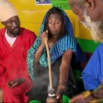 GLÓRIA MARIA  FUMA MACONHA NA JAMAICA E ASSUNTO  POLEMIZA  NAS REDES COAIS