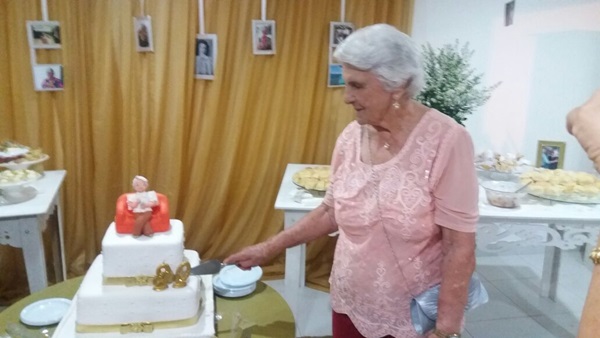 Dona Myriam corta o bolo do 90 anos