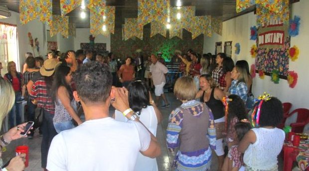 O Forró do Rotary Club de Ubaitaba, a mais tradicional festa de camisas do São João da região, completou 10 anos. O arrasta-pé deste ano foi especial e contou com 02 bandas, Forró Biriba e Forró Chiando, que se apresentaram no dia 18 a partir do meio-dia, na sua sede na Av. Vasco Neto. Foram seis horas de forró com muita emoção. Tudo começou quando o Rotariano Espedito Henrique que ocupava a presidência na época, sentiu a necessidade de criar o primeiro forró para celebrar a integração dos companheiros que amam o ritmo forró em clima de paz e alegria. O evento deu certo e se tornou no pré São João de Ubaitaba. De lá pra cá a tradição foi mantida por outros rotarianos que ocuparam a presidência. Hoje a festa vem ganhando dimensão regional pela tradição da cultura junina e a repercussão da qualidade dos serviços oferecidos. A renda obtida com a venda das camisas é revestida para manter o "Banco de Cadeira de Rodas".(jornaltribunadaregiao.com.br)
