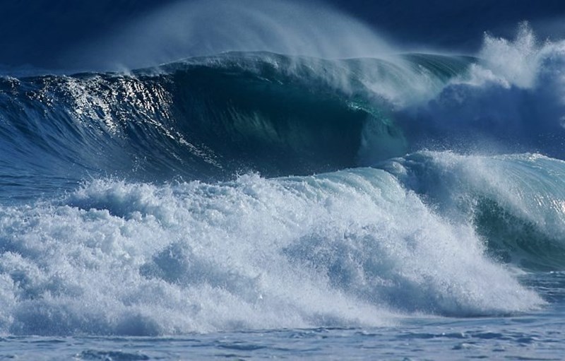 Com ventos fortes e mar agitado na Baía de Todos-os-Santos, ondas