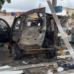 CARRO FICA DESTRUÍDO APÓS EXPLOSÃO DURANTE ABASTECIMENTO DE GNV NA BAHIA