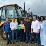 UBAITABA É CONTEMPLADA COM UMA RETROESCAVADEIRA PARA ATENDER A ZONA RURAL