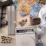 AURELINO LEAL: POLÍCIA APREENDE SUBMETRALHADORA, DROGAS E DINHEIRO NO DISTRITO DE  POÇO CENTRAL