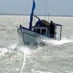 BARCO É LOCALIZADO APÓS CINCO DIAS À DERIVA E PESCADORES SÃO RESGATADOS NO SUL DA BAHIA