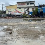 UBAITABA: ACIDENTE COM CAMINHÃO DA DOCE MEL DEIXA UMA PESSOA FERIDA NO BAIRRO ARMANDÃO