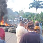 AURELIN0 LEAL: PRODUTORES DE CACAU INTERDITAM TRECHO DA BR-101 NA ENTRADA DA CIDADE