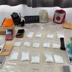 CASAL SUSPEITO DE ENVOLVIMENTO EM HOMICÍDIOS É PRESO NA BAHIA; HOMEM DESTRUIU CELULAR AO PERCEBER A CHEGADA DA POLÍCIA