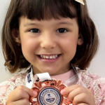 BRASILEIRA DE 4 ANOS GANHA MEDALHA EM COMPETIÇÃO INTERNACIONAL DE MATEMÁTICA