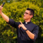 PADRE ITALIANO ANUNCIA SAÍDA DO SACERDÓCIO E REVELA VÍCIO EM SEXO NAS REDES SOCIAIS