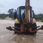 DURANTE TEMPORAL, MULHER USA RETROESCAVADEIRA  PARA ATRAVESSAR RIO E IR ATÉ O HOSPITAL NA BAHIA