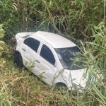 CARRO ROUBADO EM IBIRAPITANGA É ENCONTRADO CAPOTADO ÀS MARGENS DA BR-3030, EM UBATÃ