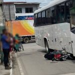 MOTO VAI PARAR EMBAIXO DE ÔNIBUS ESCOLAR APÓS ACIDENTE NO CENTRO DE IPIAÚ