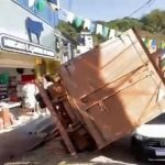 CAMINHÃO DESGOVERNADO DESCE LADEIRA, TOMBA E CAI SOBRE CARRO EM ITACARÉ