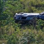 TRÊS PESSOAS FICAM FERIDAS APÓS CARRO SAIR DA PISTA, DESCER  RIBANCEIRA DE 100 METROS E CAPOTAR