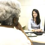 SUS LEVA MÉDICOS E OUTROS PROFISSIONAIS À CASA DE IDOSOS QUE NÃO CONSEGUEM SE  DESLOCAR