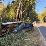 KOMBI TOMBA APÓS COLISÃO COM  PÁLIO NA BR-330; NINGUÉM FICA FERIDO