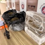 ITABUNA: SUSPEITOS FOGEM PELOS TELHADOS E PM APREENDE 9 kG DE MACONHA