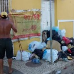 ITACARÉ: EM PROTESTO MORADORES COLOCAM LIXO NA PORTA DA PREFEITURA