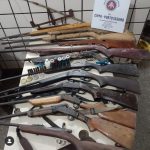 MARAÚ: POLICIA AMBIENTAL APREENDE 13 ARMAS DE FOGO EM ACAMPAMENTO DE CAÇADORES NA ZONA RURAL