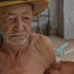 COVID NO BRASIL: PESQUISA DA UFPel e HARVARD APONTA QUE VACINAÇÃO EVITOU MORTE DE 43 MIL IDOSOS