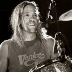 TAYLOR HAWKINS, BATERISTA DO FOO FIGHTERS, MORRE AOS 50 ANOS