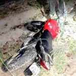 TRABALHADOR MORRE AO COLIDIR MOTO COM ÁRVORE EM ITABELA