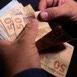 REAL É A  3ª MOEDA QUE MAIS PERDEU VALOR EM RELAÇÃO AO DÓLAR APÓS TARIFAÇO DE TRUMP