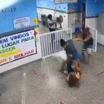 MÃE DE ALUNA AGRIDE DIRETORA EM ESCOLA NA BAHIA; PROFISSIONAL LEVOU MURRO E TEVE CABELOS ARRANCADOS