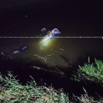 CARRO DE PASSEIO CAI EM LAGO ÀS MARGENS DA  BA-120, ENTRE ALGODÃO E IBIRATAIA