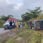 ÔNIBUS DA CIDADE SOL  QUE FAZIA A LINHA SALVADOR/UBATÃ  TOMBA NA BA-120  DEIXA VÁRIOS FERIDOS E 02 MORTOS