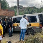 JEQUIÉ: MOTORISTA DE VAN ESCOLAR MORRE APÓS VEÍCULO COLIDIR CONTRA RESIDÊNCIA