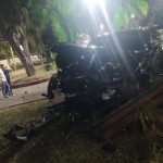 EM ITABUNA, MOTORISTA PERDE CONTROLE DE CARRO DE LUXO E BATE FORTE NO JARDIM DO Ó