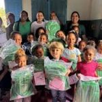 PREFEITURA DE ITACARÉ ENTREGA MOCHILAS ESCOLARES COM MATERIAL COMPLETO PARA ALUNO DO CAMPO