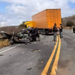 HOMEM MORRE E CARRO FICA IRRECONHECÍVEL APÓS BATIDA COM CARRETA NA BAHIA
