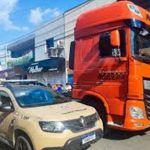 FEIRA DE SANTANA: MULHER MORRE FILHO FICA FERIDO APÓS ATROPELAMENTO POR CARRETA