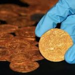 FAMÍLIA ENCONTRA TESOURO ENTERRADO NO QUINTAL DE CASA: MOEDAS RARAS DE OURO