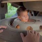 MENINO DE 04 ANOS É RESGATADO APÓS PRENDER A CABEÇA EM RODA DE CARRETA NA BAHIA