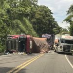 CAMINHÃO COM CARGA DE ALIMENTOS TOMBA NA BR-101 PRÓXIMO A AURELINO LEAL