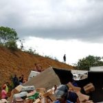 CARGA DA SHOPEE É SAQUEADA POR POPULARES APÓS TOMBAMENTO DA CARRETA  NA BR-116, EM BREJÕES